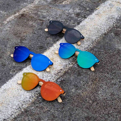 Verschiedene farbige verspiegelte Sonnenbrillen auf einer Straße liegend